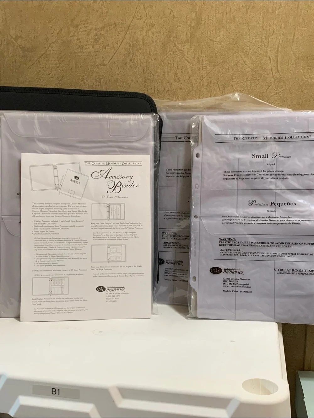 NWT Vintage Creative Memories Large Accessory Binder & 12 small protector sheets